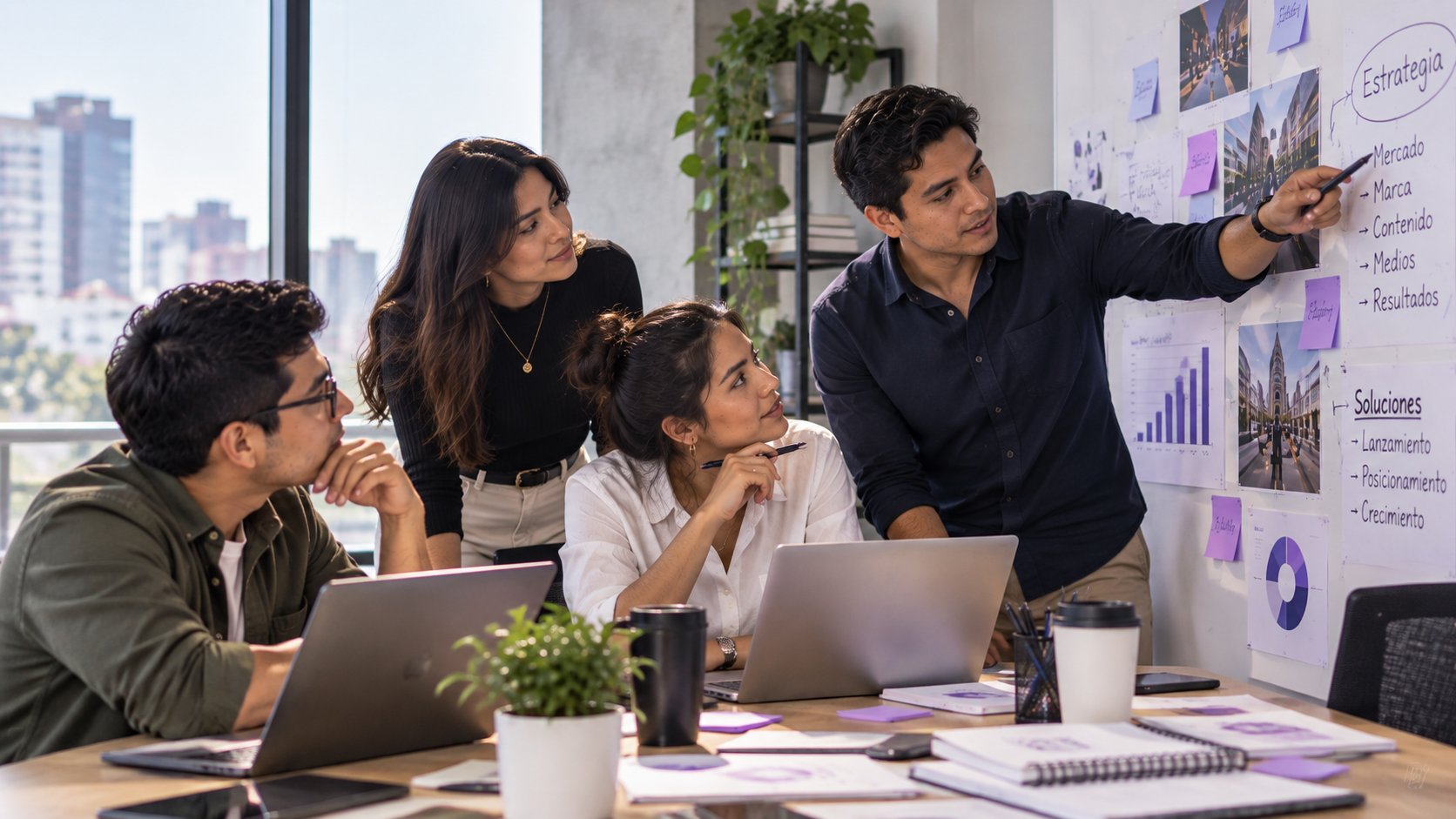 Profesionales peruanos colaborando en una estrategia de marketing